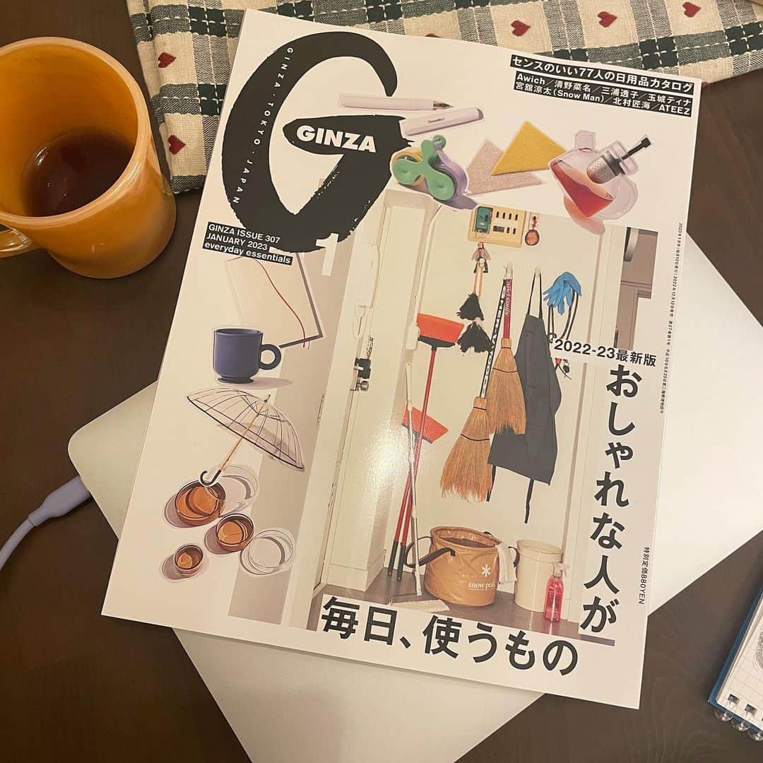のインスタグラム：「今月発売のGINZA1月号 @ginzamagazine で 10年ほど使っている日用品についてお話しさせて頂きました！ 私のインスタとかでも時々載せてる気がする、草木柄のランチョンマットを紹介してます！ 他にも色んな方が大切にしてるものが載ってて面白いので、是非読んでみて下さい🧚‍♀️」