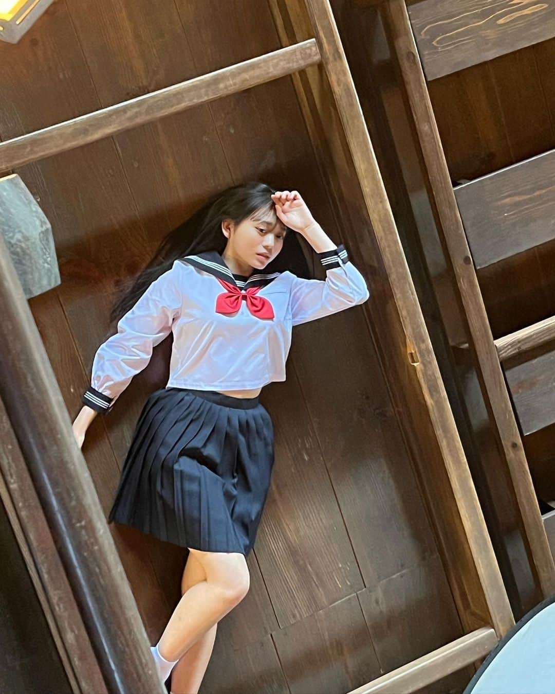 蓬莱舞さんのインスタグラム写真 - (蓬莱舞Instagram)「#セーラー服   ヤングジャンプおふしょっとです！撮影場所は人生初の愛媛でした！内子町の昔ながらの雰囲気がとっても素敵で私好みの写真が沢山撮れて嬉しいです🫶🏻また行きたい。。☺️  今回もセーラー服です！可愛くて好きなので凄く嬉しいです🥹似合ってますか？？  #ヤングジャンプ  #表紙 #オフショット  #制コレ22  #グランプリ  #愛媛  #グラビア」12月16日 20時10分 - horai_libera_official