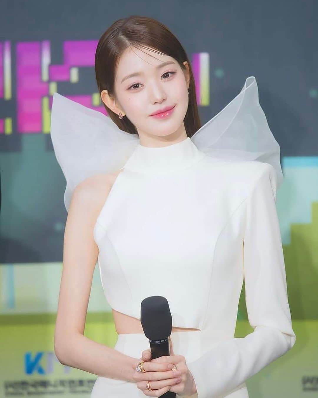 チャン・ウォニョンのインスタグラム：「wonyo looks like a fairy today wow🧚🏻‍♂️  #IVE #JANGWONYOUNG #WONYOUNG #아이브 #장원영 #원영」