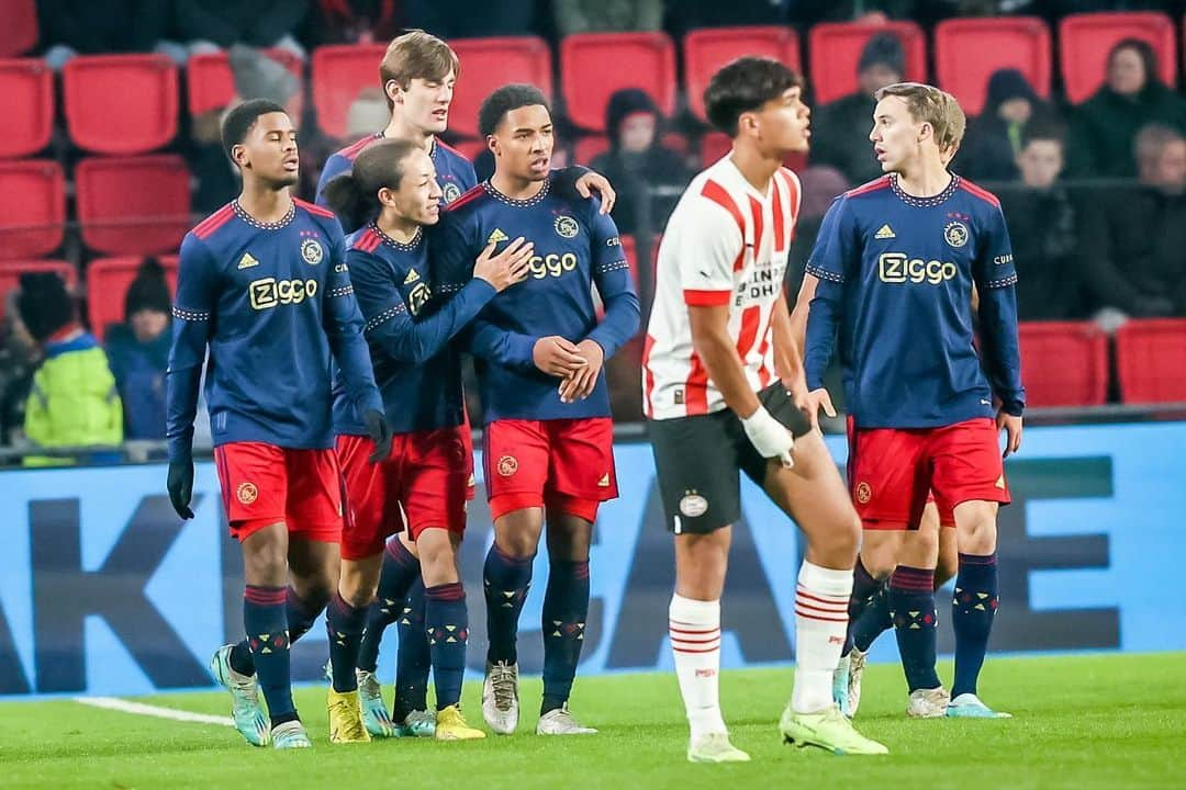 ヨニー・ハイティンハさんのインスタグラム写真 - (ヨニー・ハイティンハInstagram)「First half of season coming to an end. Against #PSV not the result we deserved. But proud of the development and commitment of Jong #Ajax. Now relax and then move on full of energy. Happy holidays to all.」12月16日 20時36分 - johnheitinga