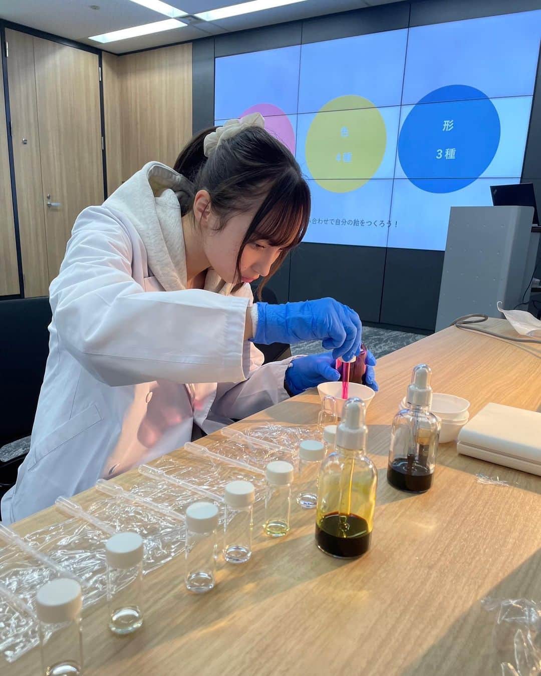 神谷侑理愛のインスタグラム：「キャンディディレクターとして飴作り体験してきました🍭 ⁡ 自分がイメージするキャンディに近付ける為に 味や色を自分の加減で入れるのがとてもドキドキで楽しかったです︎☺︎ ⁡ ⁡ 今年の夏から今まで、飴の形からパッケージのデザインまで、 沢山意見を出し合い、試行錯誤重ねて、 より良い飴を目指して来たので 早く皆さんの手に渡って欲しい気持ちでいっぱいです‪🍬 ⁡ 私たちが作った飴ちゃんが皆さんに愛されますように🙏🏻🪐 ⁡ #カンロ #キャンディディレクター #飴作り」