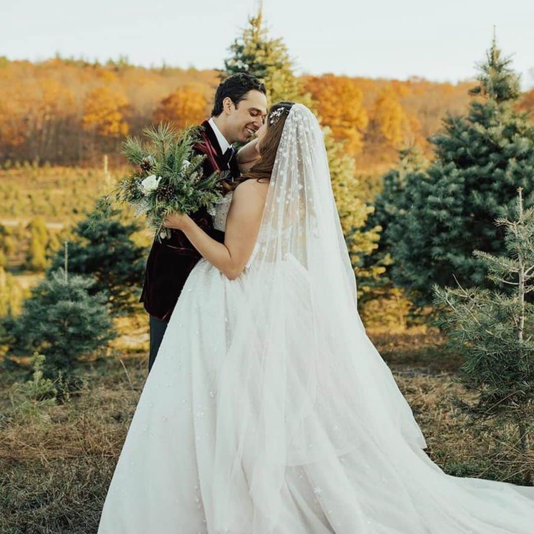 ゾーイ・サグのインスタグラム：「If the Christmas magic in the air this year has you thinking about planning a winter wedding, then let today's article give you an extra nudge! We caught up with five glorious couples who make a serious case for saying I do over Christmas and New Year. Find the article linked in our story and bio 👰‍♀️ 💒」