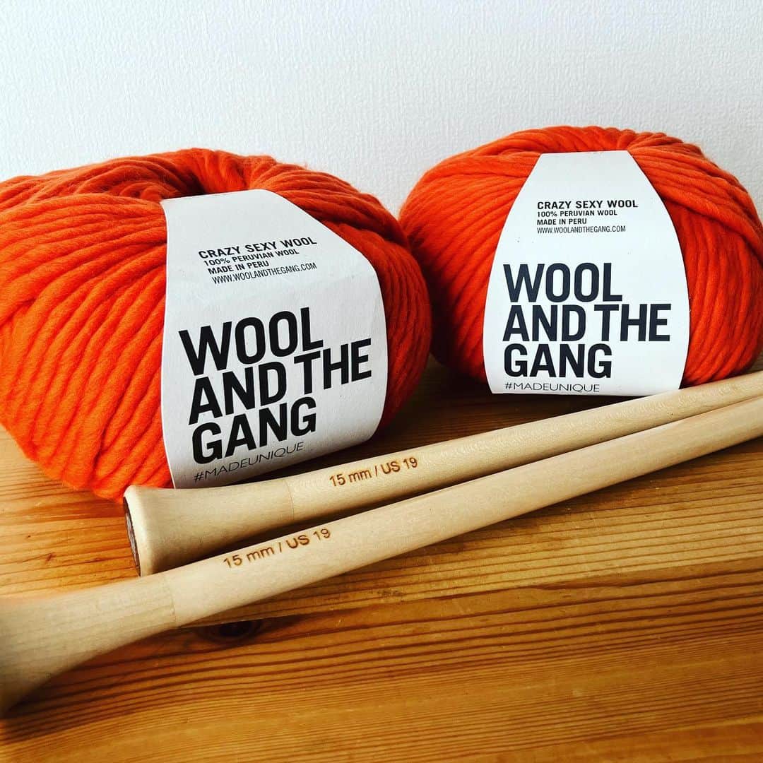歌川菜穂さんのインスタグラム写真 - (歌川菜穂Instagram)「編み録  ぶっとい毛糸でマフラーを作りたくて探してたら、すごく可愛いブランドを見つけてしまった！ オレンジ可愛くて大満足🍊  育児の合間にコツコツと🧶 編み棒を持つ感覚がドラムスティックと似ていました。  #手編みマフラー #編み物#giiton #woolandthegang」12月16日 21時12分 - utagawanao
