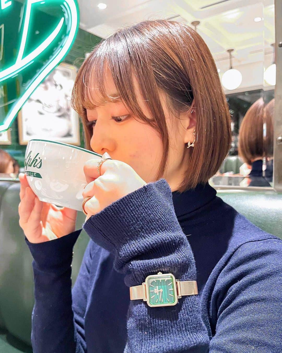 鈴木泉帆さんのインスタグラム写真 - (鈴木泉帆Instagram)「初めてのラルフズコーヒー🧸  グリーンを基調とした店内が本当に可愛かった♡あの色すごく好き！！  @danielwellingtonの腕時計も とっても私好みの色合いでほ〜んとにお気に入り♡  グリーンだからクリスマスにも ぴったりなの〜  12/25までキャンペーンで使える15%オフクーポンがあるので、 ぜひ可愛い時計ゲットしてくださいね💓  ◇クーポンコード 　dwmiduho ◇公式サイト 　https://bit.ly/3EFcpnE  https://bit.ly/3EFcpnE  #yesdw #danielwellington #ダニエルウェリントン #dwクリスマススター #クリスマスコーデ　#クリスマスデート #クリスマス#ラルフズコーヒー #ralphscoffee #」12月16日 21時19分 - mizuho__suzuki