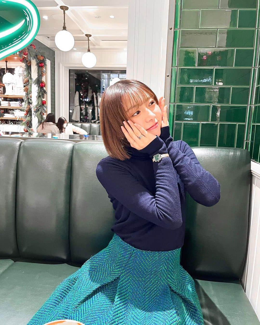 鈴木泉帆さんのインスタグラム写真 - (鈴木泉帆Instagram)「初めてのラルフズコーヒー🧸  グリーンを基調とした店内が本当に可愛かった♡あの色すごく好き！！  @danielwellingtonの腕時計も とっても私好みの色合いでほ〜んとにお気に入り♡  グリーンだからクリスマスにも ぴったりなの〜  12/25までキャンペーンで使える15%オフクーポンがあるので、 ぜひ可愛い時計ゲットしてくださいね💓  ◇クーポンコード 　dwmiduho ◇公式サイト 　https://bit.ly/3EFcpnE  https://bit.ly/3EFcpnE  #yesdw #danielwellington #ダニエルウェリントン #dwクリスマススター #クリスマスコーデ　#クリスマスデート #クリスマス#ラルフズコーヒー #ralphscoffee #」12月16日 21時19分 - mizuho__suzuki