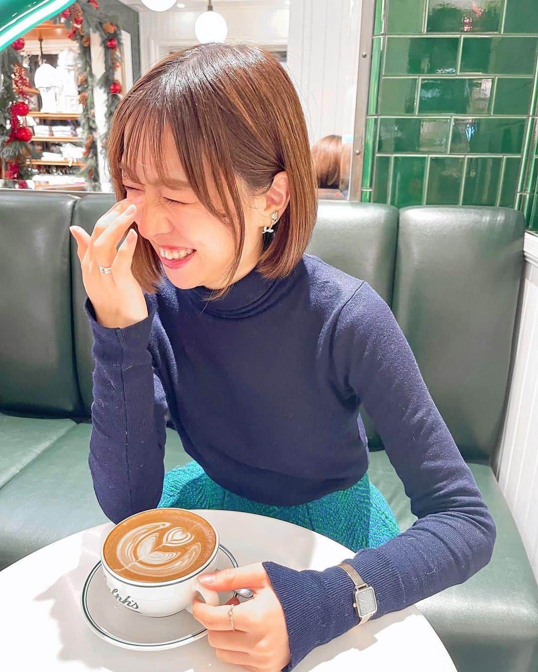 鈴木泉帆さんのインスタグラム写真 - (鈴木泉帆Instagram)「初めてのラルフズコーヒー🧸  グリーンを基調とした店内が本当に可愛かった♡あの色すごく好き！！  @danielwellingtonの腕時計も とっても私好みの色合いでほ〜んとにお気に入り♡  グリーンだからクリスマスにも ぴったりなの〜  12/25までキャンペーンで使える15%オフクーポンがあるので、 ぜひ可愛い時計ゲットしてくださいね💓  ◇クーポンコード 　dwmiduho ◇公式サイト 　https://bit.ly/3EFcpnE  https://bit.ly/3EFcpnE  #yesdw #danielwellington #ダニエルウェリントン #dwクリスマススター #クリスマスコーデ　#クリスマスデート #クリスマス#ラルフズコーヒー #ralphscoffee #」12月16日 21時19分 - mizuho__suzuki