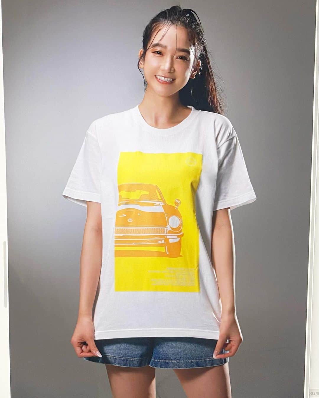 太田麻美のインスタグラム：「ノスタルジックヒーローのTシャツの撮影をしました✨  掲載は、 ・12月28日発売 雑誌『ノスタルジックヒーロー』2月号 ・2月1日発売 雑誌『ハチマルヒーロー』3月号 ・2月18日、2月19日開催のイベント『N2d2023』の会場パンフレットに掲載されますので皆さん是非チェックしてくださいね❣️  Tシャツは、2023年2/18(土)、2/19(日)に開催されるイベント『Nostalgic2days』にて販売されます✨ こちらのイベントは、クラシックカーの雑誌が合同で主催する日本最大級のクラシックモーターショーです✨ 芸文社通販サイトでも販売されますので是非😊  #nostalgichero #magazine #nostalgic2days #n2d2023 #model #racequeen #rq #shooting #撮影 #ノスタルジックヒーロー #モデル #クラシックカー」