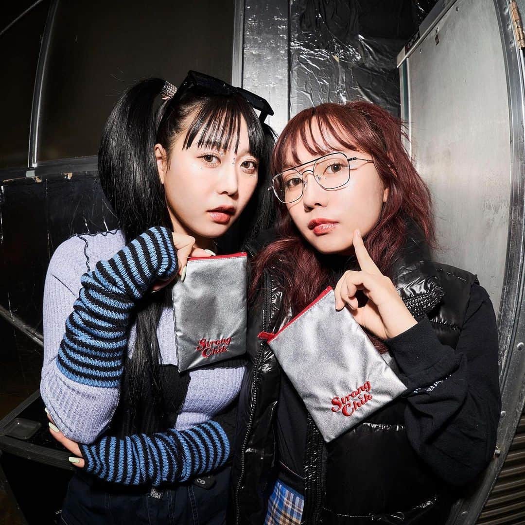 山下恵奈のインスタグラム：「@chik.jp から新作が発売されました❤️‍🔥🧊 今回のコンセプトは"Strong Chik"です 冬にぴったりな激かわアイテムを作ったのでぜひゲットしてください🤎 (サイトも可愛すぎるので絶対見てねん)  コンセプトの説明とか詳しい商品紹介はインスタライブのアーカイブにあるのでそれも見てみてね🫶🏻」