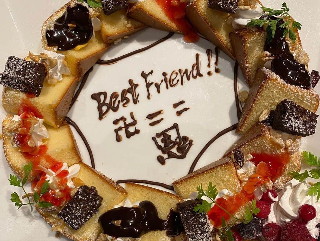 成田翔さんのインスタグラム写真 - (成田翔Instagram)「先日、このメンバー（+髙部）で食事してきました！ 髙部は先に帰ってしまい、写真に入れず😅 ヤクルトへ移籍ということで、ネクタイまで頂きました🙇‍♂️ 本前が考えたこのケーキの文字の意味はまったくわかりませんが、😂 みんなありがとう👍」12月16日 21時35分 - kakeru_41
