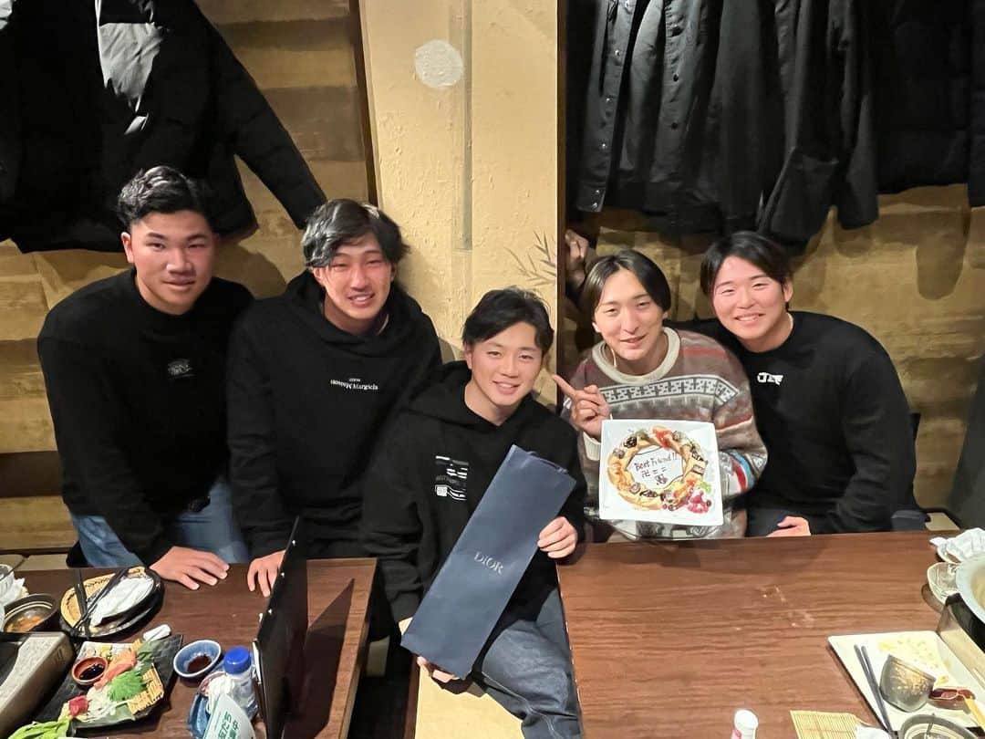成田翔のインスタグラム：「先日、このメンバー（+髙部）で食事してきました！ 髙部は先に帰ってしまい、写真に入れず😅 ヤクルトへ移籍ということで、ネクタイまで頂きました🙇‍♂️ 本前が考えたこのケーキの文字の意味はまったくわかりませんが、😂 みんなありがとう👍」
