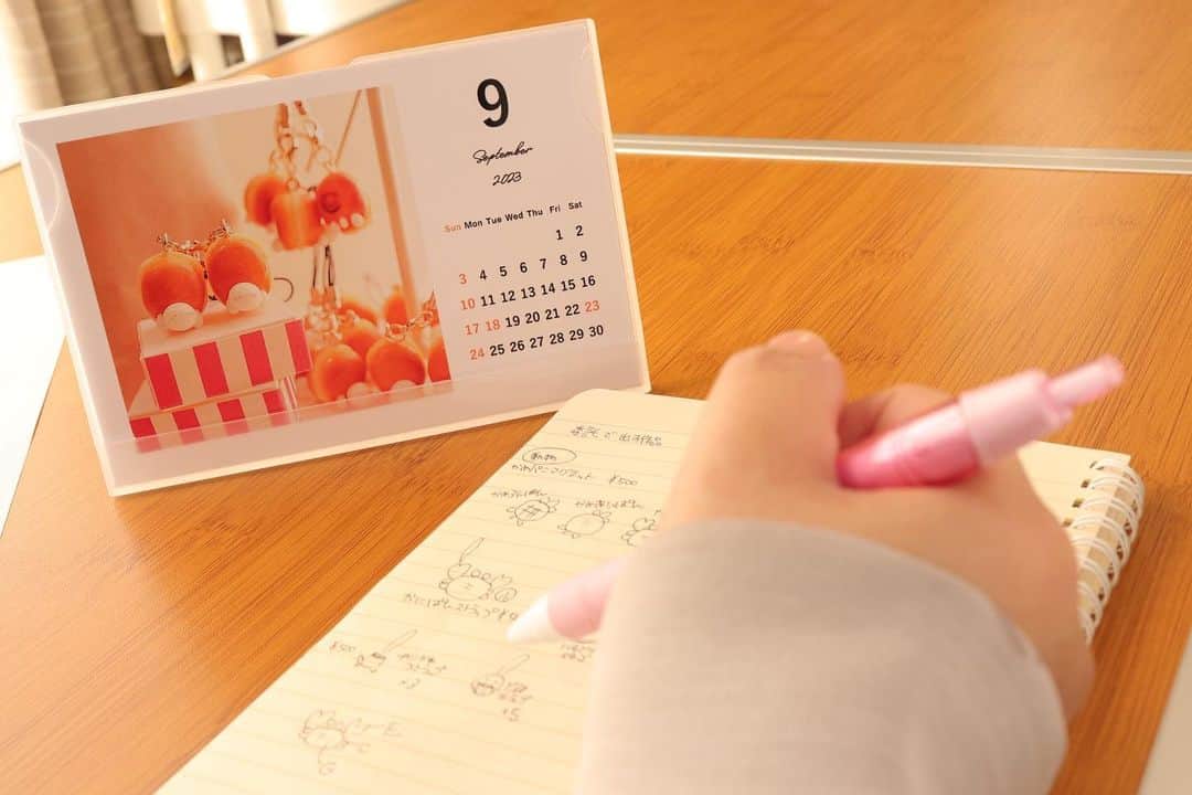ちびあかぽんのインスタグラム：「今年もあと少し🤏  こんにちは！ちびあかぽんです🐢♪))) 昨年ご好評いただいた作品集のカレンダー。  少し遅くなってしまいましたが今年も販売いたします👏  小さくてコンパクトだから 使いやすいです🗓  机や職場のデスクなどにいかがでしょうか🤲  2023年も良い年になりますように😌  販売日時:12/19  21:00よりSTART🛒 ショップ→minneの方で販売します。  #カレンダー #ハンドメイド #2023 #ちびあかぽん #2023年 #文具 #minne #カレンダー2023 #minneで販売予定 #今年もあと少し」
