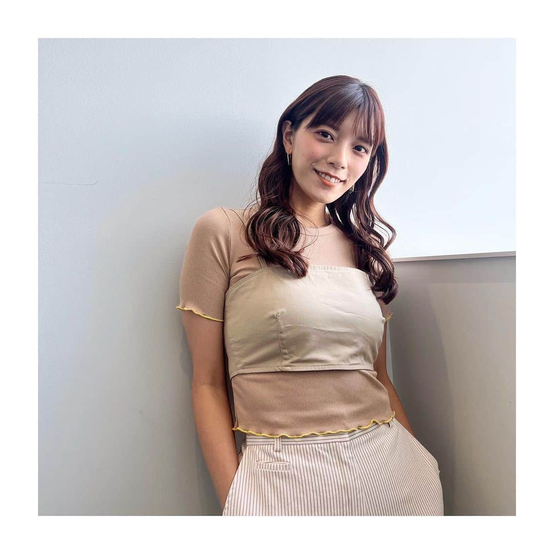 のインスタグラム：「* こんんんなに寒いのに #三谷の衣装 は半袖👚‼︎‼︎ シンプルで可愛いお洋服でした❤︎ 洋服はもう春夏なんですよね〜。 オーダーした服もいくつかあるので 春夏も楽しみに過ごしています🌸👙」
