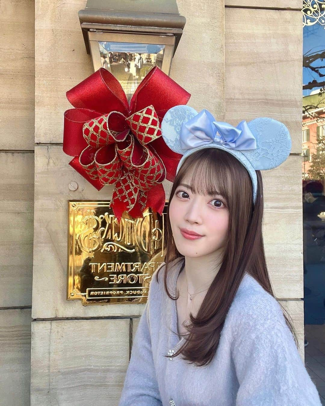 西川七海のインスタグラム：「3年ぶりの🎄 街中どこもキラキラで綺麗〜〜 ずっとこうならいいのにね #クリスマスディズニー #disneysea  #celford」