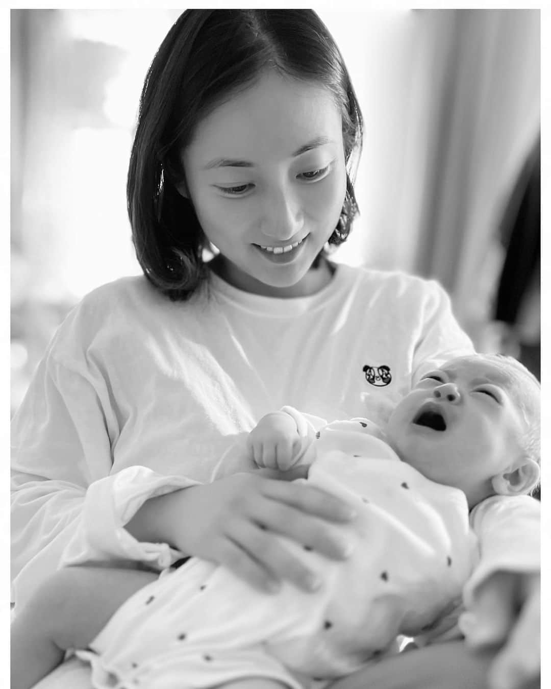 紗綾さんのインスタグラム写真 - (紗綾Instagram)「#お義母さんに教えてもらったこと 「三つ子の魂百まで」　パート1  現在Kikoは生後約2ヶ月。  生まれてから毎日やっていることは、 とにかく身体を触りまくる！！！  この時期の赤ちゃん 身体で最も発達しているのが「皮膚」❣️  皮膚は、一番大きな臓器  しかも ほぼ完成に近い状態で生まれてくる。  脳🧠に直結できる臓器で  脳ってことは 心に直結💓  人として 生きていくために まずは人(ママ)との『愛着』を結ぶ第一歩  になるんだって💕  目を見て 表情豊かに 触る 抱きしめる 話しかける  それも全て 五感を通して生きるための脳を育てる  だからこそ、 皮膚に沢山触って刺激を与えてあげることが重要  今が一番 成長の黄金期❣️  土台作りとなる大切な時期だから、 一日一日を大切に、 沢山愛を注ぎながら刺激して、 可能性をどんどん拡げてあげよ〜✨  新米ママ明日もまた頑張ります！！！  #生後2ヶ月 #出産  #産婦人科  #広島 #妊婦 #妊娠 #マタニティ #ソフロロジー #無痛分娩 #自然分娩 #陣痛 #新米ママ #育児 #子育て #赤ちゃん　#原始反射 #三つ子の魂百まで #発達 #発育」12月16日 22時29分 - saaya_official_