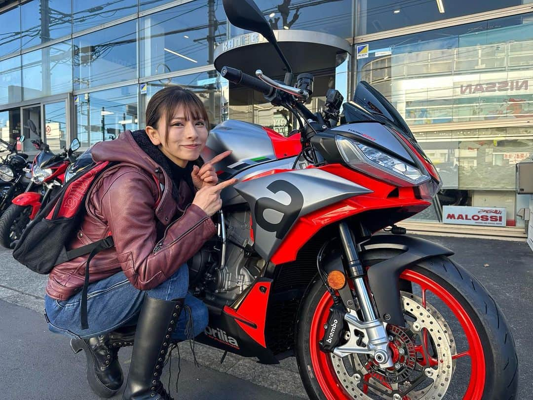 葉月美優さんのインスタグラム写真 - (葉月美優Instagram)「aprilia TUONO660 納車しました💞 YouTube見てくださいっ🫶 . . 大型免許取って5年？初の大型バイク購入でまだまだ実感がわきません（笑） . アスカのプラグスーツで載ったTUONO 印象強いみたいですが . あえてグレーカラーにしてみました！ . . . 乗り心地は軽くて、マイルド、でもパワーはありとても乗りやすいです！ . . . 仕事で大型バイクを乗る機会が多かったので物怖じしないようにと思ったのですが…乗りやすすぎる🤣 . . . イタリア車最高🤍 . . . . #tuono #tuono660 #youtube #大型バイク #大型バイク女子 #納車 #バイク納車 #バイク女子 #バイク好きな人と繋がりたい #バイクガレージ #バイクのある風景 #バイク乗りと繋がりたい #ツーリング #kadoya #wildwing #aprilia #バイク購入 #新車納車 #新車購入 #バイク初心者 #バイク女子と繋がりたい #スポーツバイク #bike #bikegirl」12月16日 22時47分 - miu_haduki