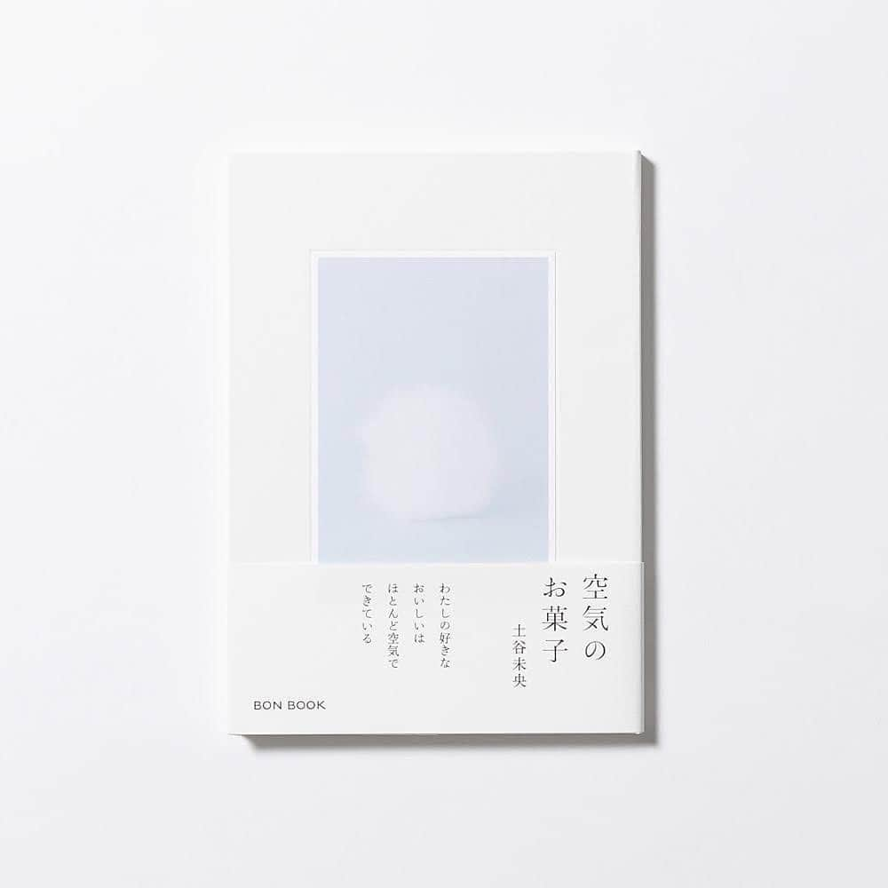 cinecaのインスタグラム：「.  🫧新刊のお知らせ🫧 今週末の12/18、私の新しい本『空気のお菓子』がBON BOOKから出版されます。  子供の頃からずっと私が好きなお菓子には、共通して「空気がたっぷり」含まれていることにある時気がつきました。 例えば、マシュマロ、メレンゲ、シフォンケーキ、綿菓子、ポップコーン、生クリーム… どのお菓子もふわふわに軽くて、スカスカに心地よい食感のお菓子。それらの美味しさは、空気と菓子素材のマリアージュであって、柔らかさや軽さは菓子界における新しさだったし、社会の優しさでもあって…。 なぜ空気のお菓子が好きなのか、空気のお菓子の魅力は何か、そんな個人的偏愛な一冊が『空気のお菓子』という本になりました。 写真作品とエッセイ、レシピの三種盛り。 ぜひ、手にとってもらえたら嬉しいです。  12/18（日）から、全国の無印良品41店舗で販売開始です（MUJI BOOKSがある下記店舗）。 同時に、NaDiff本店と代官山蔦屋書店でも販売いただきます。  書籍取り扱い店舗 → 無印良品（下記店舗）｜ NADiff a/p/a/r/t ｜代官山蔦屋書店 ※オンラインでの販売はFRAGILE BOOKSのみ（ストーリーハイライト、本の購入から買えます）  銀座／アトレ恵比寿／錦糸町パルコ／グランツリー武蔵小杉／新百合丘オーパ／小田急町田／NEWoManYOKOHAMA／コースカベイサイド横須賀／小倉駅前アイム／ガーデンズ千早／Ｃｏｌｅｔｔｅ・Ｍａｒｅみなとみらい／所沢西武／イオンモール川口／東武動物公園駅前／イオンモール木更津／野々市明倫通り／直江津／仙台ロフト／浜松遠鉄百貨店／ららぽーと沼津／ルビットタウン刈谷／イーアス春日井／京都山科／イオンモールＫＹＯＴＯ／心斎橋パルコ／グランフロント大阪／イオンモール堺北花田／みのおキューズモール／阪急西宮ガーデンズ／アスモ高山／アリオ倉敷／広島パルコ／広島アルパーク／近鉄あべのハルカス／近鉄四日市／イオンモール四條畷／トナリエ南千里アネックス／天神ショッパーズ福岡／ＭＵＪＩキャナルシティ博多／シエスタハコダテ／札幌パルコ  - - -  『空気のお菓子』 著　者：土谷未央 発　行：BON BOOK（図書印刷株式会社） 企画＋構成：櫛田 理 編　集：乙部恵磨 写　真：本多康司 デザイン：藤井 瑶 モデル：玉澤幸子 造本設計：田中義久 制作＋取次：FRAGILE BOOKS 販売協力：無印良品 MUJI BOOKS 印刷製本：図書印刷株式会社  #空気のお菓子 #bon_order_book #fragile_books」