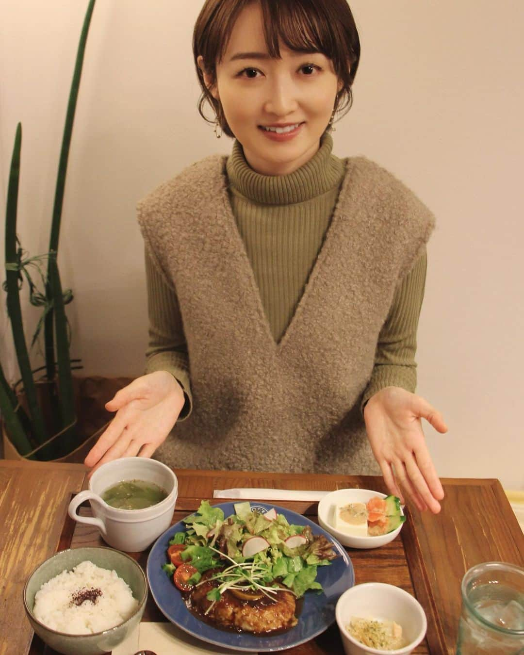 松田愛里さんのインスタグラム写真 - (松田愛里Instagram)「今年最後の アナめし担当🍽☕️ 今日の四国新聞に掲載されています♪  2022年も数々の素敵なお店を取材させていただきました。 ありがとうございました！  こちらのお店 #カフェドジョン さんは 新人時代にラジオカー中継で伺って以来🫶 店主さんたちと久しぶりにお話ができ 懐かしく、ホッと心が温かくなりました。  ふわふわ特製ハンバーグ、 絶品でした。また食べたいっ！  #cafedejohn #三木町 #週替わりランチ #ハンバーグ #三木町グルメ  #香川 #香川グルメ #アナめし#四国新聞 #アナウンサー」12月17日 9時23分 - matsuda_airi_