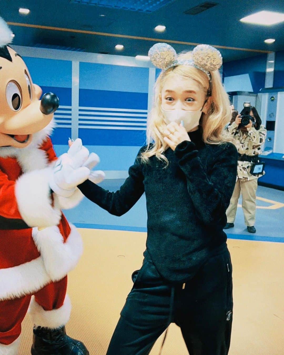 加藤ミリヤさんのインスタグラム写真 - (加藤ミリヤInstagram)「❤️🎄🎁🥹  #disneyland #christmasmickey」12月17日 9時34分 - miliyahtokyo