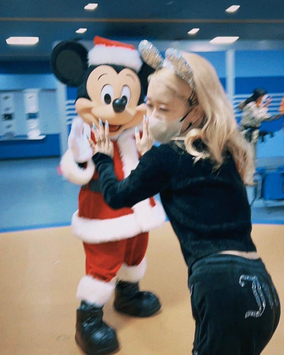加藤ミリヤさんのインスタグラム写真 - (加藤ミリヤInstagram)「❤️🎄🎁🥹  #disneyland #christmasmickey」12月17日 9時34分 - miliyahtokyo