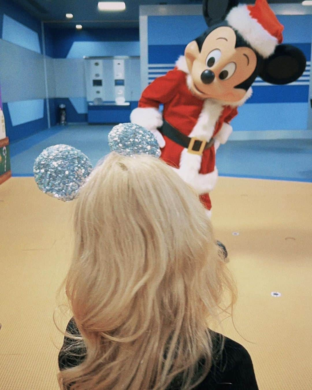 加藤ミリヤのインスタグラム：「❤️🎄🎁🥹  #disneyland #christmasmickey」