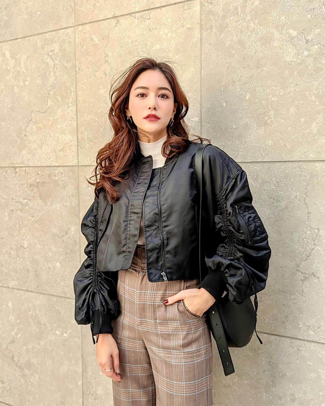 のインスタグラム：「今日は @amazonfashionjp で購入したアイテムでコーデ特集✌️ 先日撮影で新しいお洋服が欲しくて買った服💓すぐ届いて本当助かった☺️🫶 . Fashion x 人気アイテムタイムセール祭りが12/17 (土)から12/19 (月)まで開催中❤️ . トップセラーのファッション＆ビューティアイテムやAmazonバイヤーが選ぶイチ押しアイテム等、2022年の人気商品がセールになるみたいだよ🫣💓  私のこのコーデもセールに🫣 今年最後のファッションタイムセール祭りぜひチェックしてね💓 . 購入品💓 1-4枚目 outer... @lily_brown_official  pants... @fray_id  5-6枚目 outer... @vis_jp  7-8枚目 skirt... @snidel_official  9-10枚目 tops... @snidel_official  pants... @vis_jp  . #amazonfashion #amazonで発見 #pr #アマゾン #セール #冬コーデ #冬服コーデ #lilybrown #frayid #vis #プチプラコーデ #コーデ」