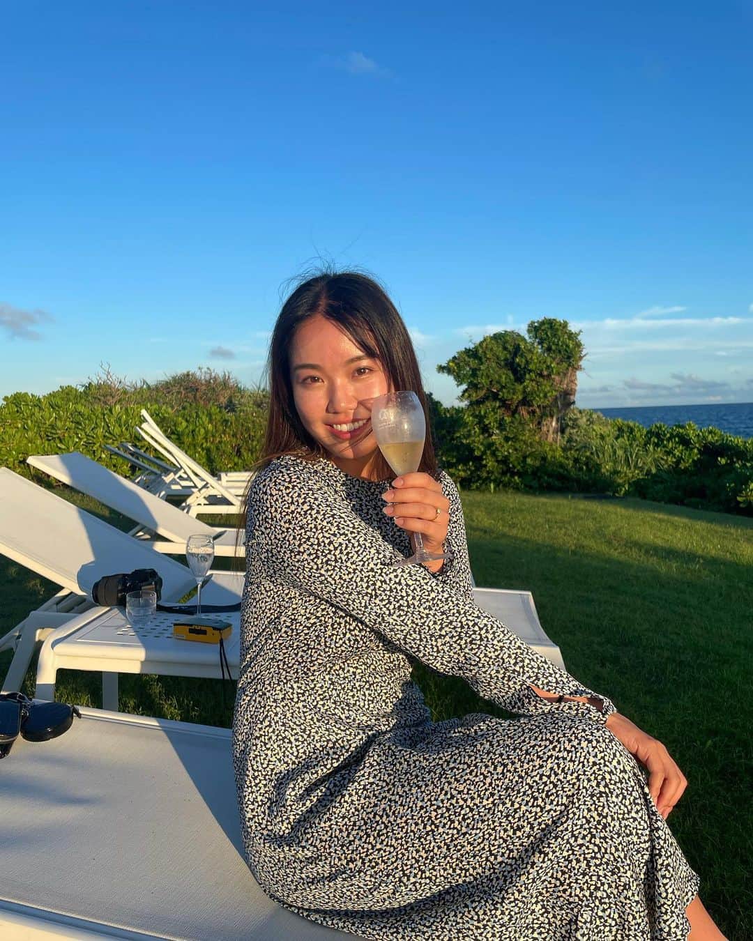 井上沙紀のインスタグラム：「12月は今年の思い出載せてく🎞💕 夕陽待ちながら🥂  #宮古島 #伊良部島 #宮古島旅行」