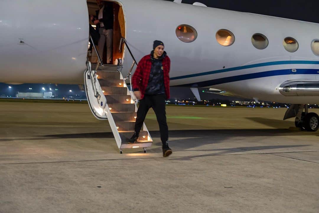 ブリトニー・グリナーのインスタグラム：「It feels so good to be home! The last 10 months have been a battle at every turn. I dug deep to keep my faith and it was the love from so many of you that helped keep me going. From the bottom of my heart, thank you to everyone for your help.   I am grateful to each person who advocated for me, especially my wife, Cherelle Griner, my family, Lindsay Kagawa Colas and Casey Wasserman and my whole team at Wasserman, Vince Kozar and the Phoenix Mercury, the players of the WNBA, and my entire WNBA family, Terri Jackson and the WNBPA staff, my Russian legal team Maria Blagovolina and Alex Boykov, the leaders, activists, and grassroots organizations, Gov. Richardson and Mickey Bergman of the Richardson Center, the Bring Our Families Home Campaign, Roger Carstens and the SPEHA team, and of course, a special thank you to President Biden, Vice President Harris, Secretary Blinken and the entire Biden-Harris Administration.   President Biden, you brought me home and I know you are committed to bringing Paul Whelan and all Americans home too. I will use my platform to do whatever I can to help you. I also encourage everyone that played a part in bringing me home to continue their efforts to bring all Americans home. Every family deserves to be whole.   As I transition home to enjoy the holidays with my family, I want to acknowledge and thank the entire PISA staff and medical team at the San Antonio Fort Sam Houston Base. I appreciate the time and care to make sure I was okay and equipped with the tools for this new journey.   I also want to make one thing very clear: I intend to play basketball for the WNBA’s Phoenix Mercury this season, and in doing so, I look forward to being able to say ‘thank you’ to those of you who advocated, wrote, and posted for me in person soon.   Love always,   BG #42  Photo credit: U.S. Army South photo by Miguel Negron」