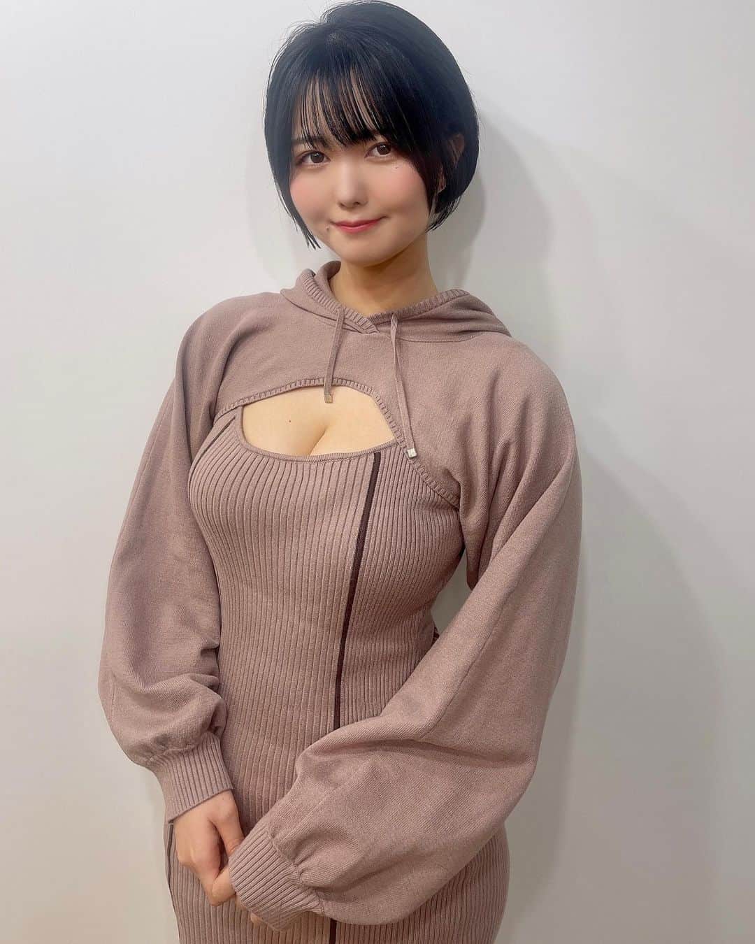 のインスタグラム：「new hair negi❤️   I had been growing my hair out to donate it, and now that it has reached my goal length, I finally cut it!✨✨ I felt a little sad to cut it off because I had cherished it for two years.  Did you like my new hairstyle?  ヘアドネーション(髪の毛の寄附)をする為に2年頑張って伸ばしていた髪をついに切りました✨  月に3回美容院に行ったりセルフケアを頑張って伸ばした髪なので切るのは少し寂しかったけど、 コスプレをする為にショートヘアが一番良いので切ったよーー＞＜  ショートねぎは3年ぶりくらいですがどうかな？  武田さんの作るショートヘアは本当に天才！こんなに短いのにボーイッシュにはならなく、頭も小さく見えるし自分でもヘアセットしやすいの✨✨ カラーも色落ちしにくいから、肌が弱く頻繁に染められないから助かります😭❗️ @peeps_ryo   #japanesegirl #ショートヘア　#渋谷美容院　#ヘアドネーション　#hair #shorthair #hairdonation」