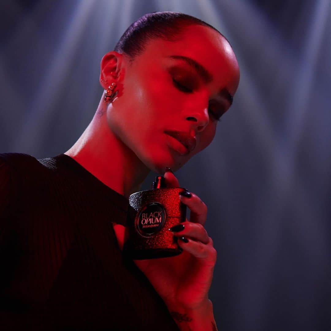 ゾーイ・クラヴィッツのインスタグラム：「Black Opium holiday campaign with my @yslbeauty family 🖤」