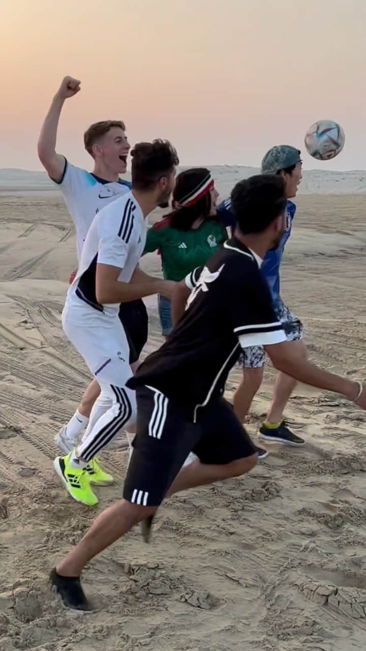 りゅートリックスのインスタグラム：「5✖️around the world in the desert🏜  “Tatakaeeee”😂😂 ・ 俺が1番好きなインフルエンサーたちを集めてやっためちゃくちゃ好きな動画。なぜか「戦えーー！」が流行る ・ #qatar2022 #freewtylefootball」
