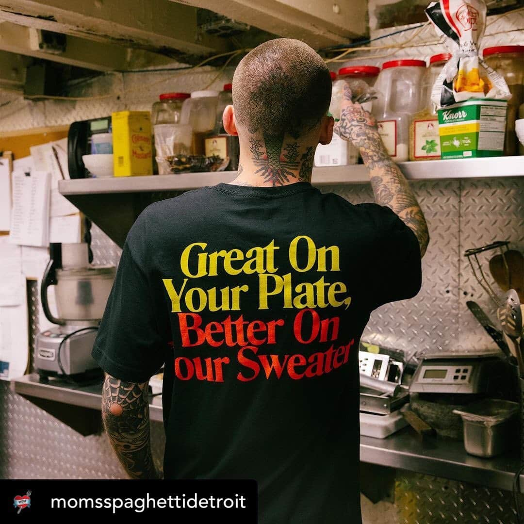 エミネムさんのインスタグラム写真 - (エミネムInstagram)「#Repost @momsspaghettidetroit ・・・  In addition to leftovers from the vault – we got a FRESH drop of #MomsSpaghetti merch – launches today at #TheTrailer」12月17日 3時46分 - eminem