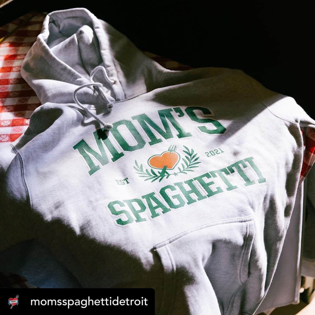 エミネムさんのインスタグラム写真 - (エミネムInstagram)「#Repost @momsspaghettidetroit ・・・  In addition to leftovers from the vault – we got a FRESH drop of #MomsSpaghetti merch – launches today at #TheTrailer」12月17日 3時46分 - eminem