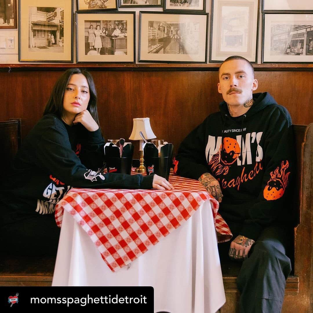 エミネムさんのインスタグラム写真 - (エミネムInstagram)「#Repost @momsspaghettidetroit ・・・  In addition to leftovers from the vault – we got a FRESH drop of #MomsSpaghetti merch – launches today at #TheTrailer」12月17日 3時46分 - eminem