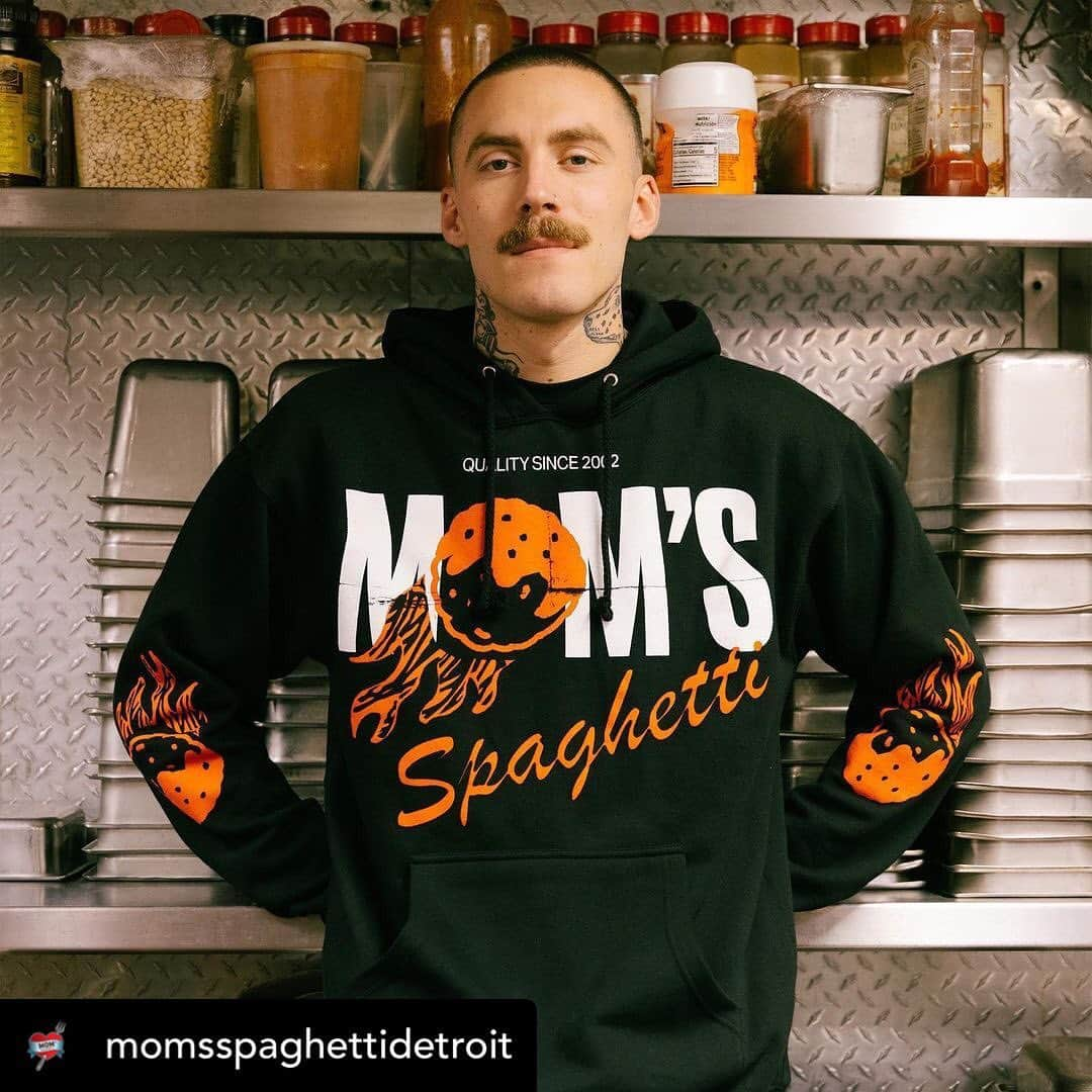 エミネムさんのインスタグラム写真 - (エミネムInstagram)「#Repost @momsspaghettidetroit ・・・  In addition to leftovers from the vault – we got a FRESH drop of #MomsSpaghetti merch – launches today at #TheTrailer」12月17日 3時46分 - eminem