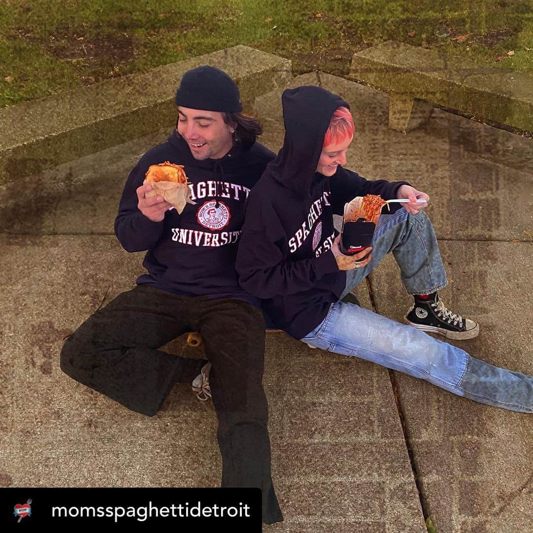 エミネムさんのインスタグラム写真 - (エミネムInstagram)「#Repost @momsspaghettidetroit ・・・  In addition to leftovers from the vault – we got a FRESH drop of #MomsSpaghetti merch – launches today at #TheTrailer」12月17日 3時46分 - eminem