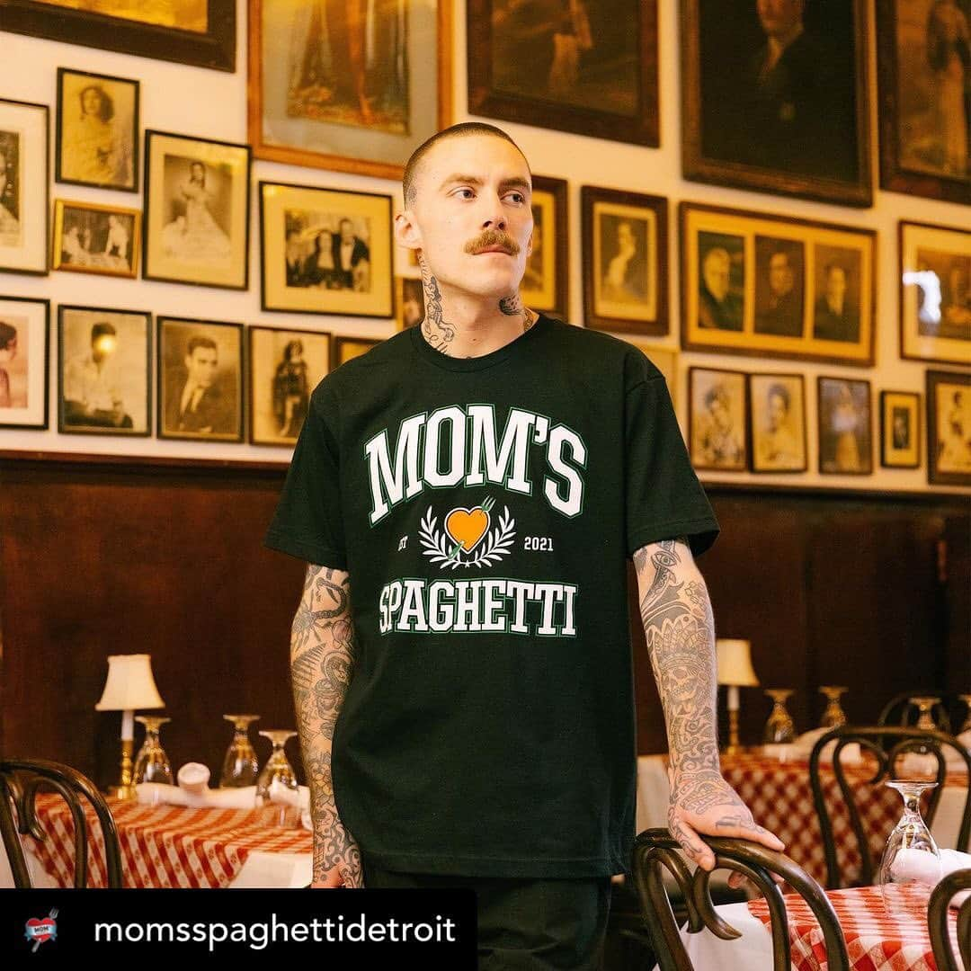 エミネムさんのインスタグラム写真 - (エミネムInstagram)「#Repost @momsspaghettidetroit ・・・  In addition to leftovers from the vault – we got a FRESH drop of #MomsSpaghetti merch – launches today at #TheTrailer」12月17日 3時46分 - eminem