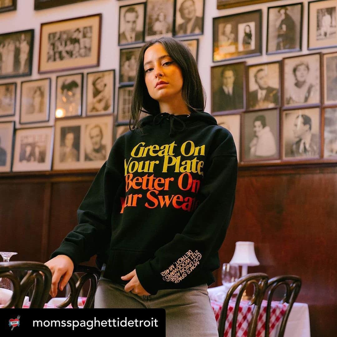 エミネムさんのインスタグラム写真 - (エミネムInstagram)「#Repost @momsspaghettidetroit ・・・  In addition to leftovers from the vault – we got a FRESH drop of #MomsSpaghetti merch – launches today at #TheTrailer」12月17日 3時46分 - eminem