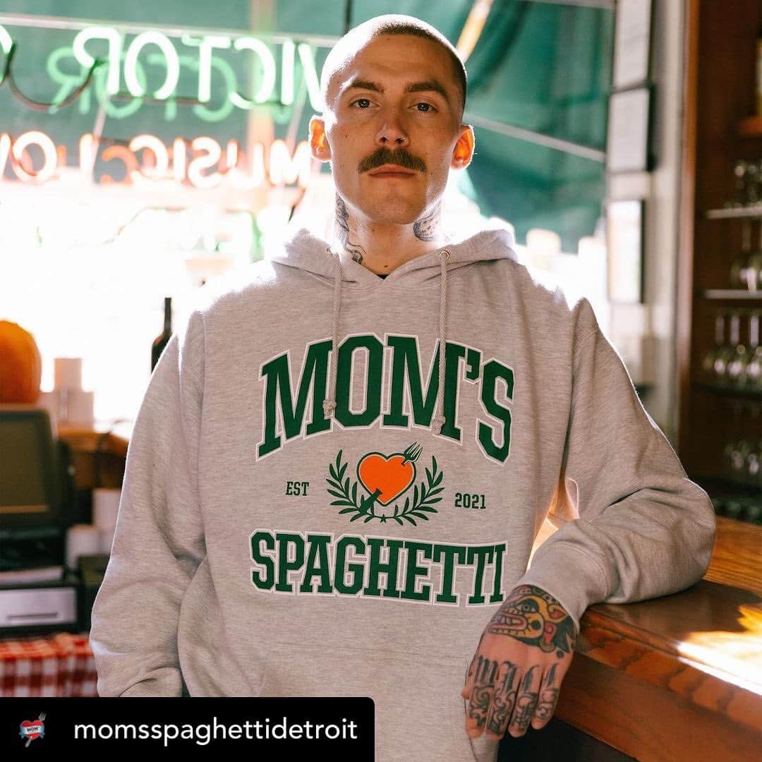 エミネムさんのインスタグラム写真 - (エミネムInstagram)「#Repost @momsspaghettidetroit ・・・  In addition to leftovers from the vault – we got a FRESH drop of #MomsSpaghetti merch – launches today at #TheTrailer」12月17日 3時46分 - eminem