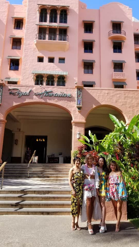 瀬川慶のインスタグラム：「@rosa_anhelo is here! Sophisticated Tropical color dresses and items are selected by owner, Natsuki Garcia. Cute and elegant boutique suits the atmosphere of luxury @royal_hawaiian  何この色合い！ハワイにもピッタリな上品で明るいセレクションはオーナーのナツキさんがイタリアやスペインで選び抜いたものばかり。見ているだけでテンションアップだけどこのルックスでバリバリ関西弁はたまらないギャップ！これからオリジナルも製作予定だそう、楽しみ！  #rosaanhelo #royalhawaiianhotel #newstoreopening #luxurycollection  #waikikiboutique #ローザアネーロ #ロイヤルハワイアンホテル #セレクトショップワイキキ #ラグジュアリーコレクション #ワイキキブティック」