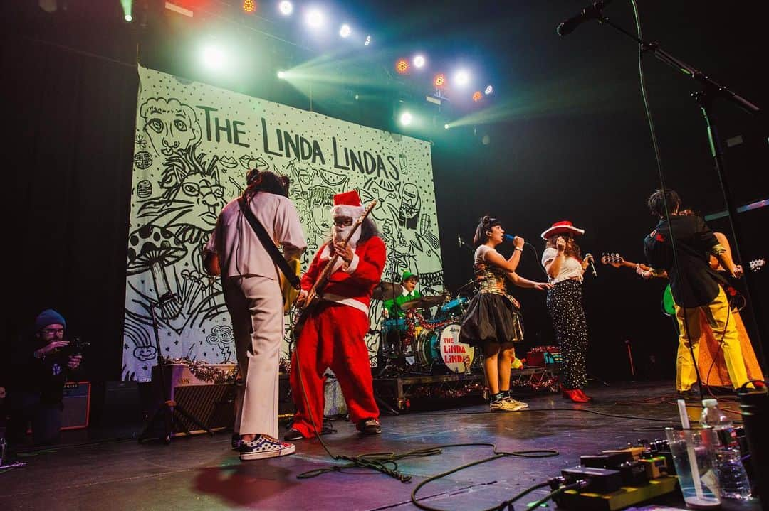 ベスト・コーストさんのインスタグラム写真 - (ベスト・コーストInstagram)「so much fun to join @the_linda_lindas onstage last night at their SOLD OUT show at @fondatheatre to do “When I’m With You.” We are so proud of these girls and are honored to have been friends/mentors/techs since before they were selling out big LA venues 😎  also shout out to @coyote_feo for hopping on the drums in his cute lil elf suit 🧝🥁 we also got to DJ which we are famously great at doing 🎅🏻🧑🏻‍🎄 photos by: @abaxley」12月17日 3時53分 - best_coast