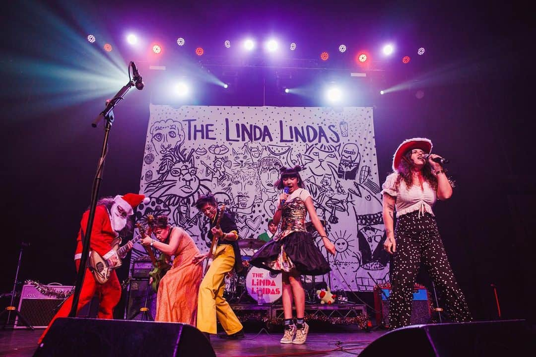 ベスト・コーストのインスタグラム：「so much fun to join @the_linda_lindas onstage last night at their SOLD OUT show at @fondatheatre to do “When I’m With You.” We are so proud of these girls and are honored to have been friends/mentors/techs since before they were selling out big LA venues 😎  also shout out to @coyote_feo for hopping on the drums in his cute lil elf suit 🧝🥁 we also got to DJ which we are famously great at doing 🎅🏻🧑🏻‍🎄 photos by: @abaxley」