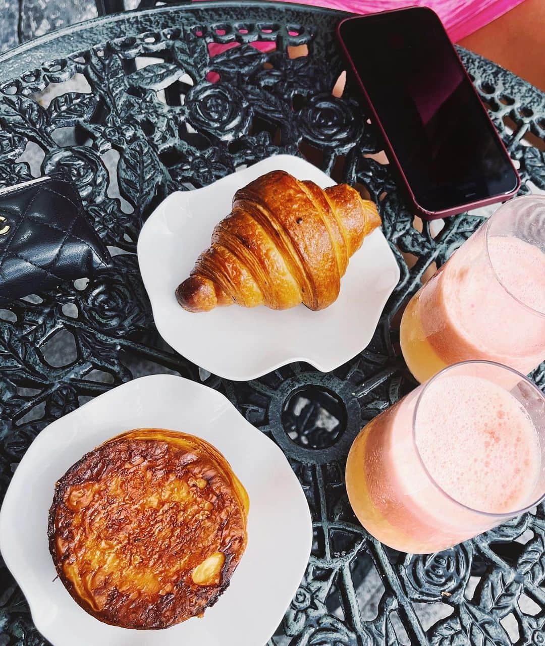 ケリー・ゲイルのインスタグラム：「My obsession this year has definitely been the 🥐🤤」