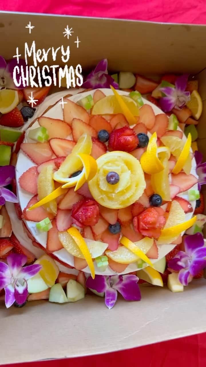 Peace Cafeのインスタグラム：「New gluten-free, no added sugar, vegan shortcake 🍰 for Christmas❤️  #vegan #shortcake #glutenfree #dairyfree #sugerfree #cocomolk #homemade #hawaii #oahu #christmas #sweets #happy #yummy #peace #love」