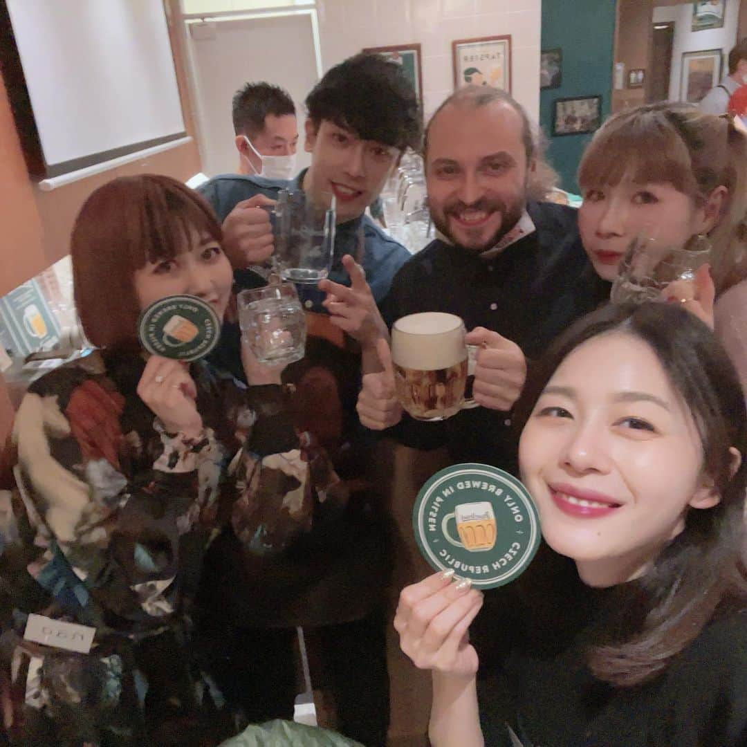 綾野アリスさんのインスタグラム写真 - (綾野アリスInstagram)「・  #ピルスナーウルケル 🍺やチェコ料理がたのしめるお店、  @bulvartokyo BULVÁR TOKYO（ブルヴァール トーキョー）にて  #チェコ共和国  #アンバサダー の #クリスマス会 が開催されました🤍   #ビール をゲットする前後のシュテパーンの表情にご注目👀  大使館農務部の方の #チェコ農業 のプレゼンが興味深かった！  ・ 写真後半は #チェコ料理 いろいろ🇨🇿  写真6枚目 右はチーズのマリネ🧀 チェコ人は日本人の何倍も乳製品を食べるそう！  左はソーセージの酢漬け「 #ウトペネツ 」  ウトペネツは水死体という意味です🧟‍♀️  写真7枚目 チェコ料理の中で1番好きなブランボラーク！ ガーリックの効いたジャガイモのハッシュドポテトみたいなやつ🤍  写真8枚目  #チェコのクリスマス といえば、 #鯉料理 ！   #クリスマスディナー のために早々に鯉をゲットして、いざ調理するまで、しばらく自宅のバスタブなどで鯉を泳がせておくそう🐟 中には飼っている間に愛着が湧いて、食べられずに放流してしまうこともあるみたい…😂  食べた #鯉のウロコ を乾かしてお財布に入れておくと、 #金運アップ なんだそう💰   #チェコアンバサダー  #チェコへ行こう  #ビール女子  #タビジョ  #ブルヴァールトーキョー  #bulvartokyo  #三越前グルメ  #日本橋グルメ  #チェコ旅行」12月17日 10時02分 - alice_soiree