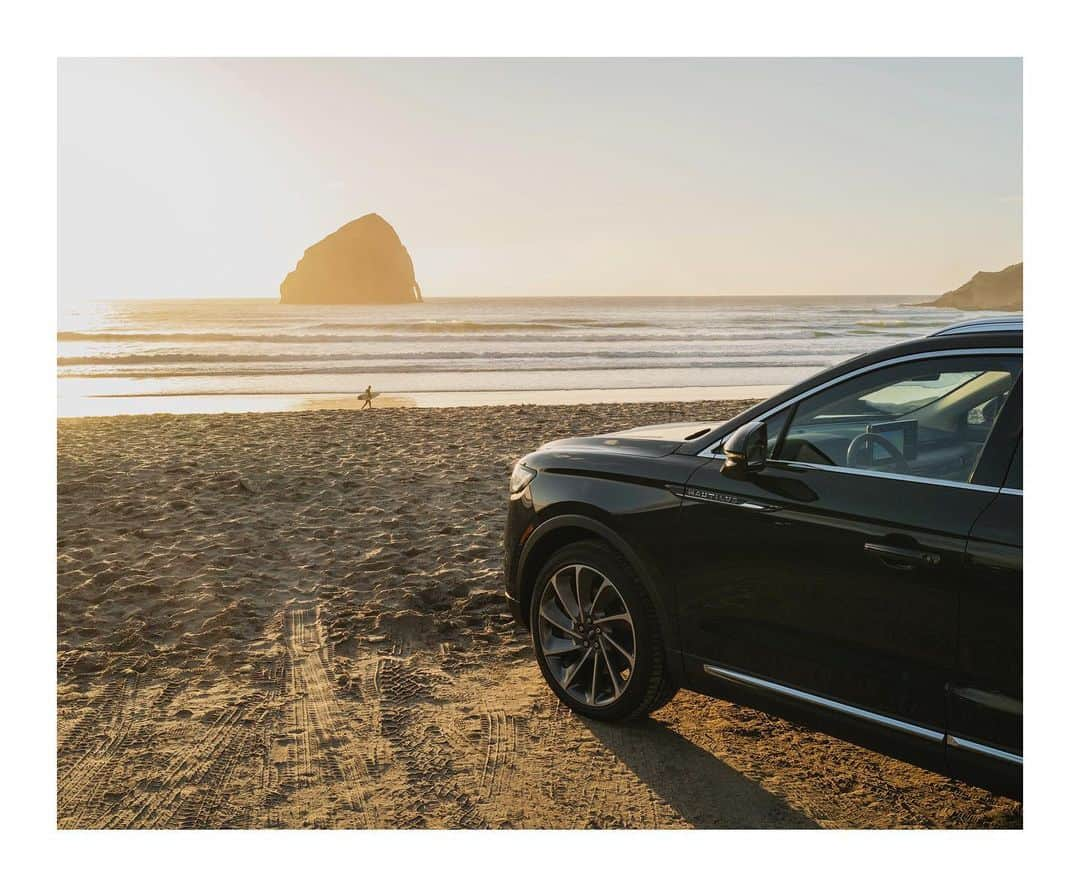 Cory Staudacherのインスタグラム：「Headed on a road trip to the Oregon coast with @lincoln for the weekend! #Ad We stayed in Cannon Beach and got to shoot some early morning light then sunset at Cape Kiwanda. The #LincolnNautilus was the perfect road trip SUV to take to enjoy these beautiful views! #Lincoln100  2022 Lincoln Nautilus® Reserve model shown with available features. Some models, trims and features may not be available.」