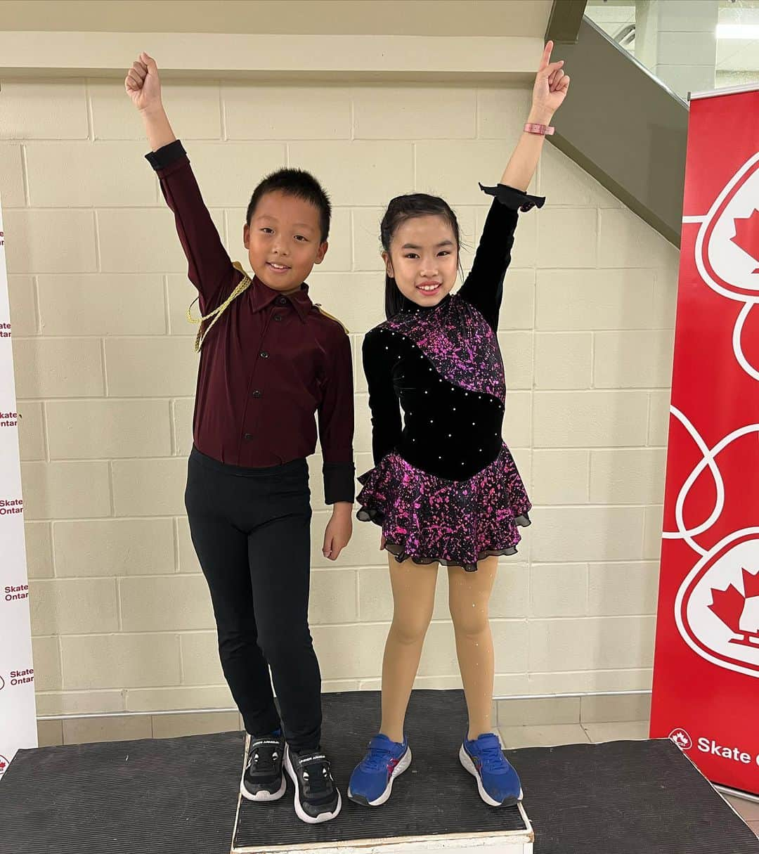 ヴェロニク・マレさんのインスタグラム写真 - (ヴェロニク・マレInstagram)「Fière de mes petits cocos pour leur première compétition ⛸️ #skatecanada #skateontario」12月17日 4時57分 - veronikmallet