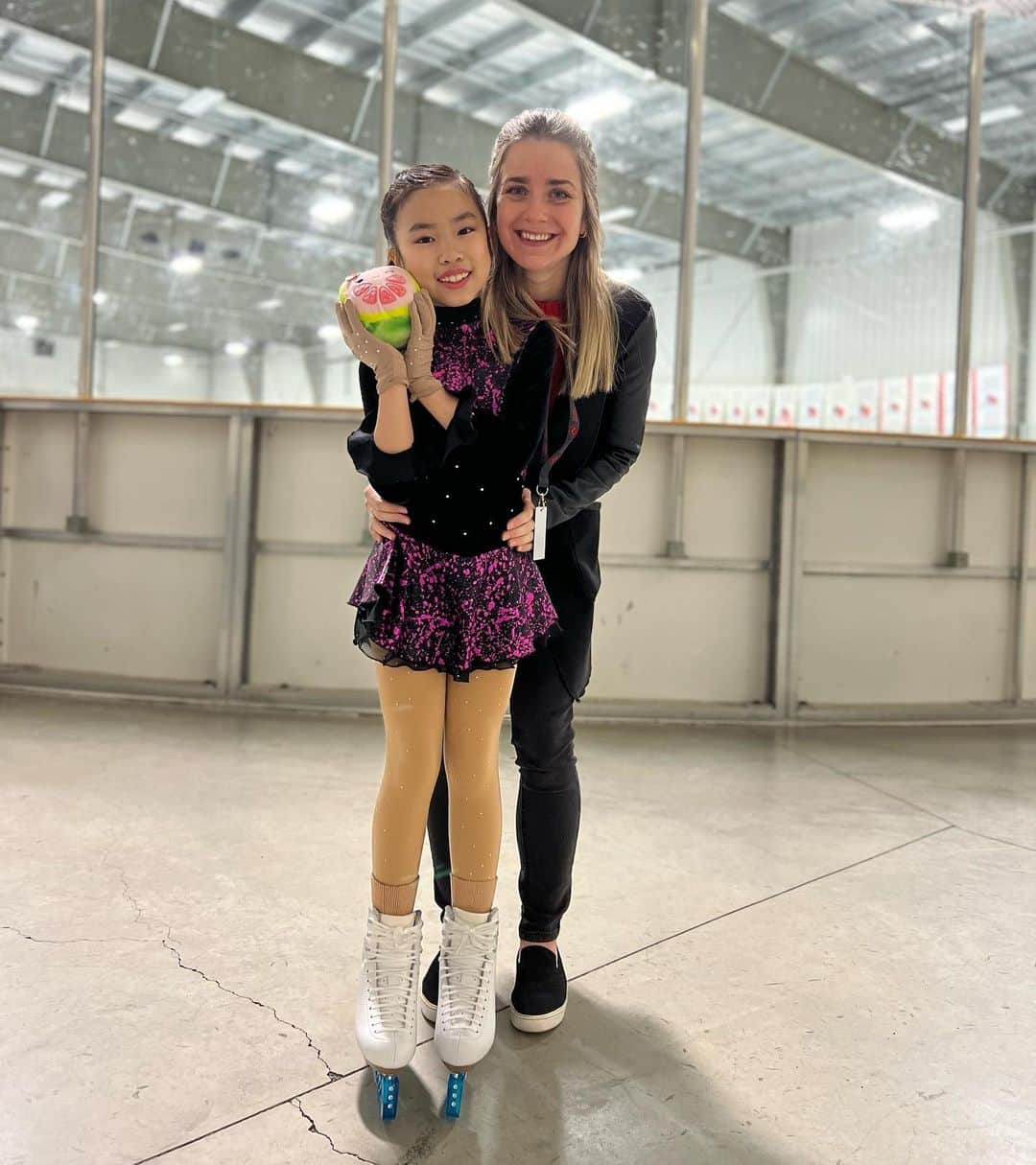 ヴェロニク・マレのインスタグラム：「Fière de mes petits cocos pour leur première compétition ⛸️ #skatecanada #skateontario」