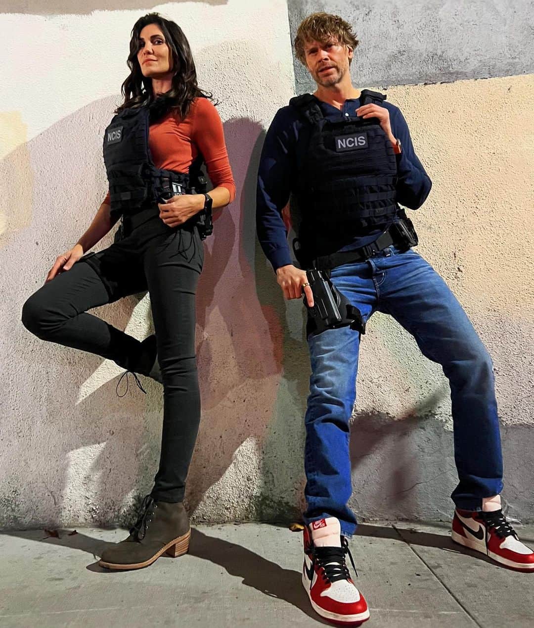 エリック・クリスチャン・オルセンのインスタグラム：「Dear bad guys, Please chill over the holidays. Kensi & Deeks be back for you in January.  Thank you in advance for your cooperation, Kensi Marie Blye . Queridos maus, Por favor portem-se bem durante as férias. A Kensi e o Deeks voltarão à perseguição em Janeiro. Obrigada desde já pela vossa cooperação, Kensi Marie Blye . #densi #keeks #downtown #ncisla #goodguys #badguys #closedfortheholidays #Kensi #Deeks」