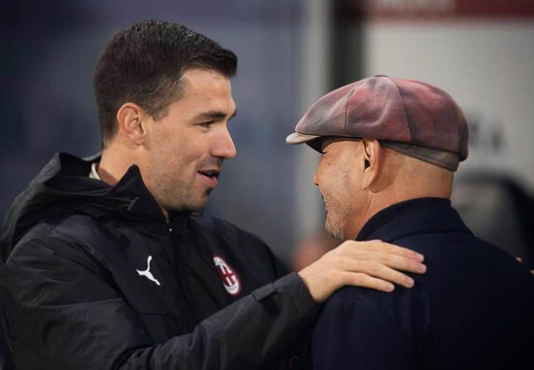 アレッシオ・ロマニョーリのインスタグラム：「Ciao Mister. Eri una persona unica in un mondo difficile come quello del calcio. Mi hai dato tanto, tantissimo. Se ho fatto questo percorso è soprattutto grazie a te e a quello che ho imparato incontrandoti.  Mi mancherai.」