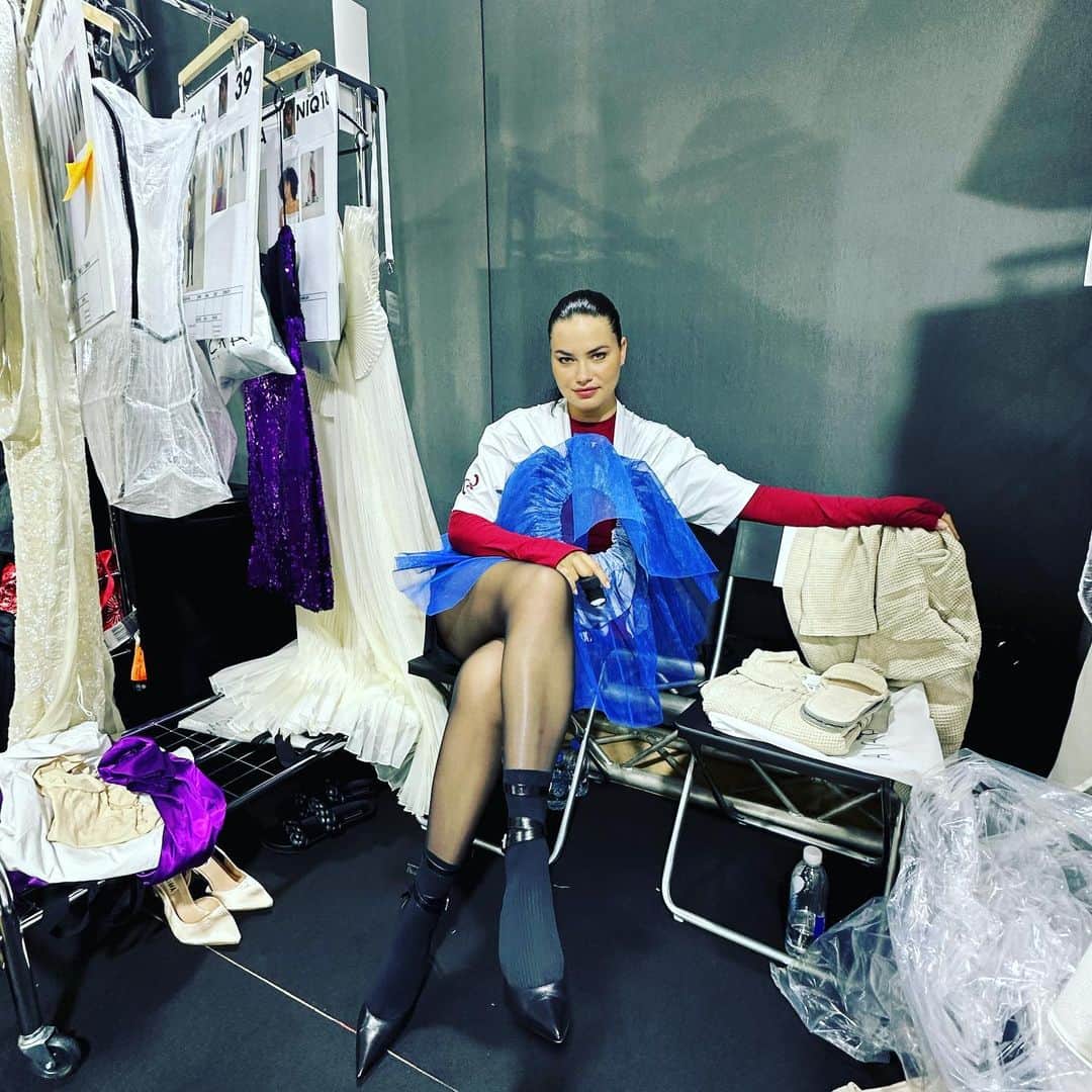 アドリアナ・リマのインスタグラム：「💖Representing motherhood.Backstage Qatar Fashion United by @carineroitfeld .」